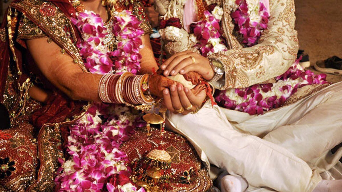 पति ने पत्नी को खाई से नीचे फेंका 