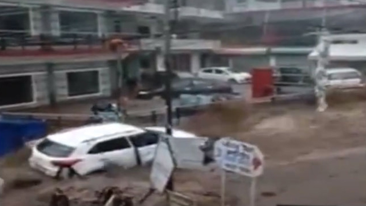 भारी बारिश से तबाही जैसा मंजर, बाढ़ और भूस्खलन चेतावनी जारी 