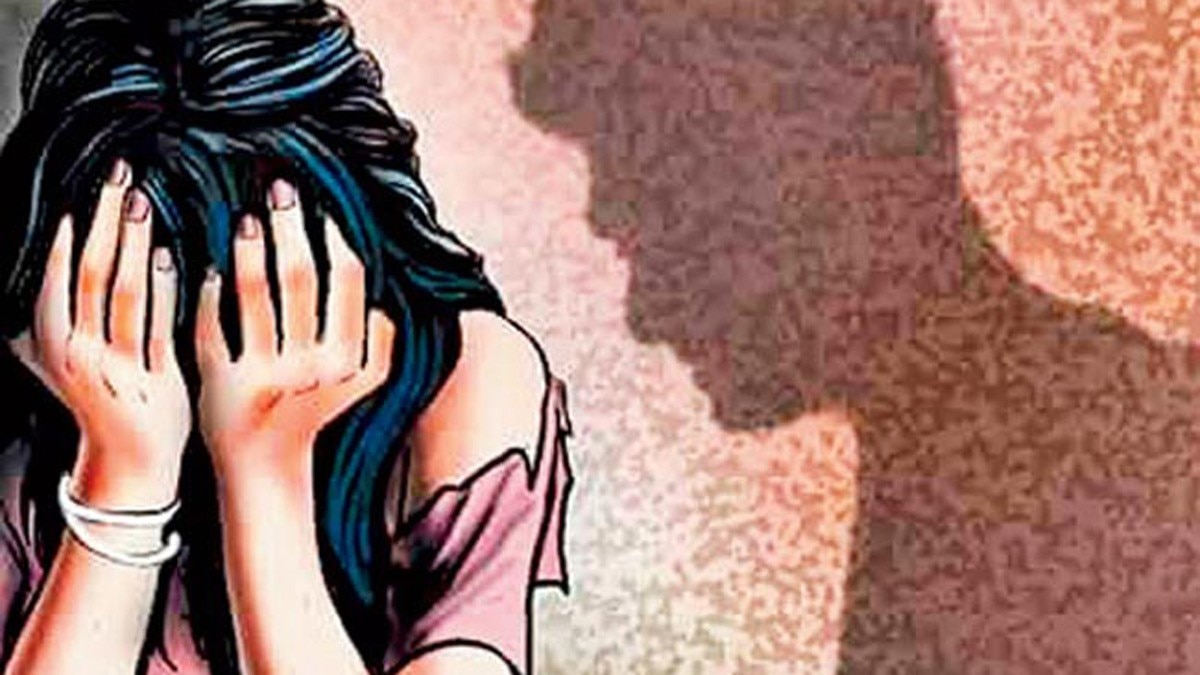 पति ने पत्नी को खाई से नीचे फेंका 