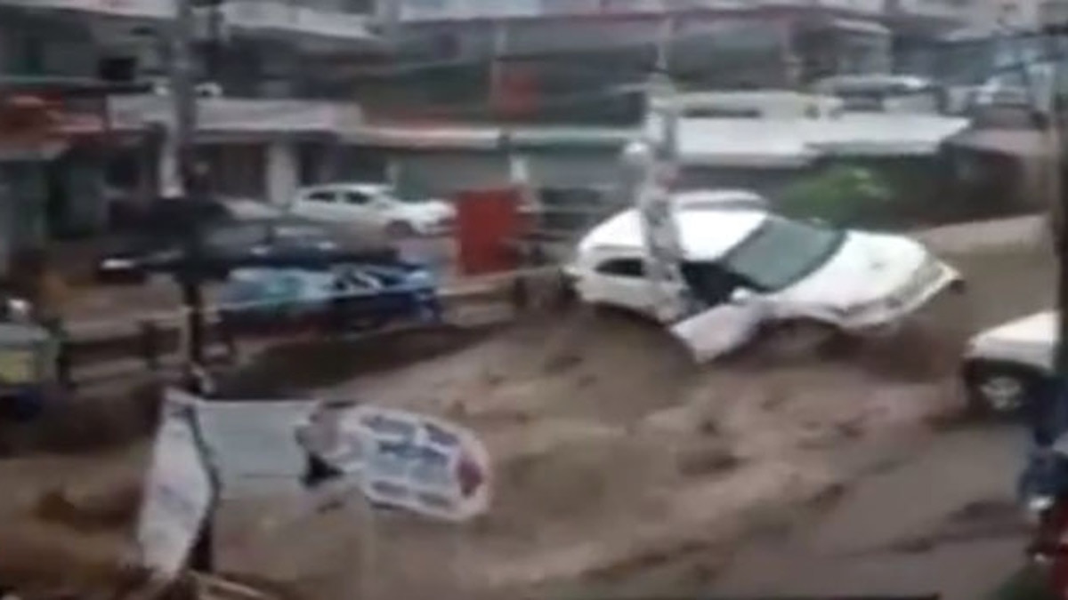 भारी बारिश से तबाही जैसा मंजर, बाढ़ और भूस्खलन चेतावनी जारी 