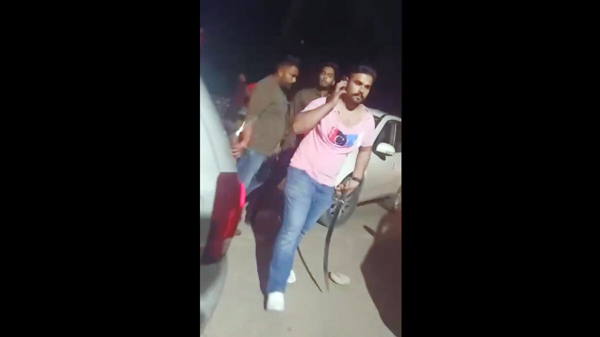 मनाली में पर्यटकों ने की बीच सड़क गुंडागर्दी 