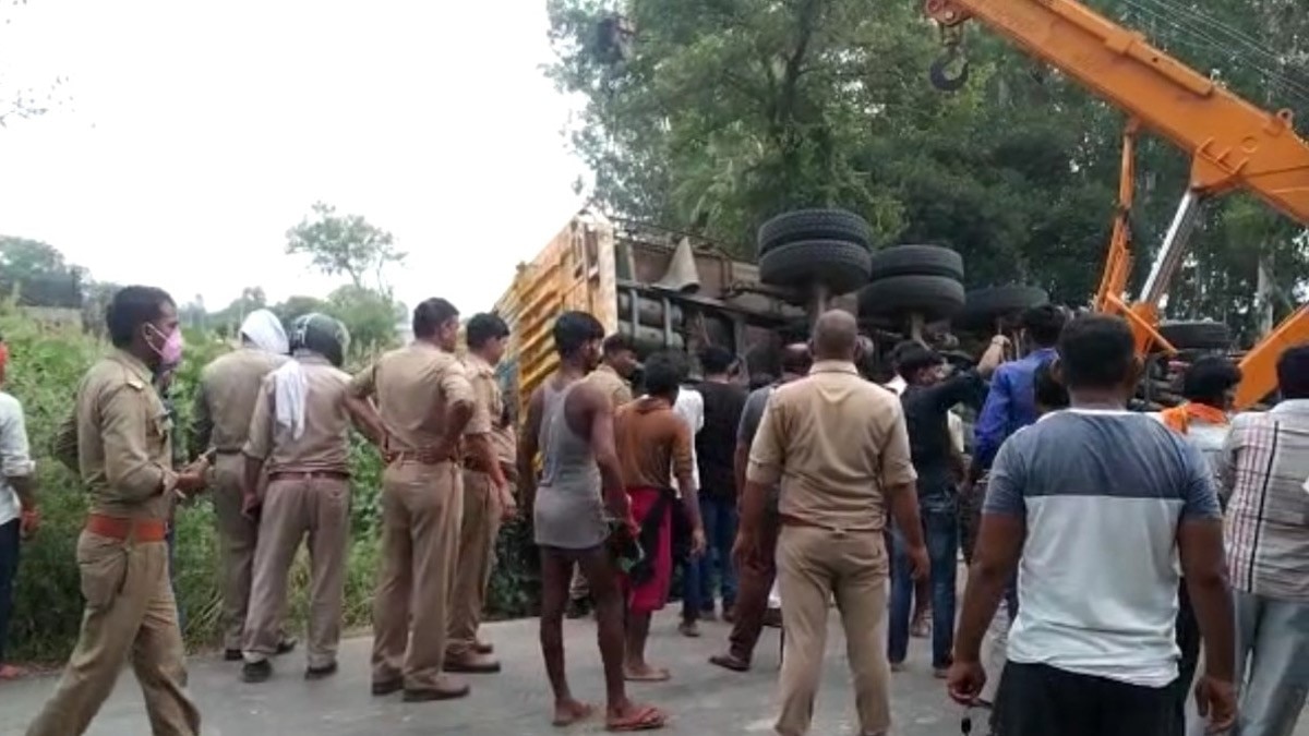 कार पर पलटा बेकाबू ट्रक पांच की मौत 