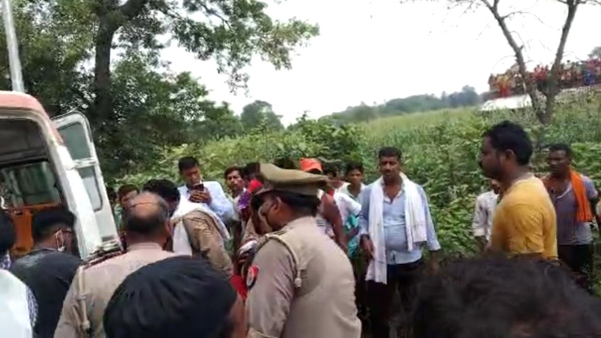 कार पर पलटा बेकाबू ट्रक पांच की मौत 