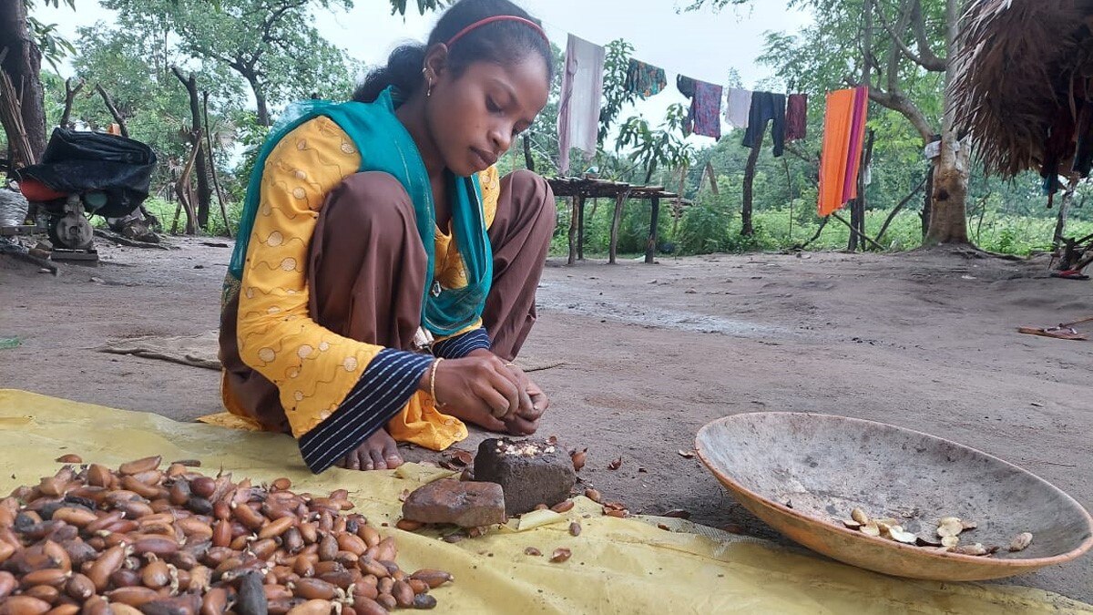 फूल बेचकर खरीदा स्मार्टफोन