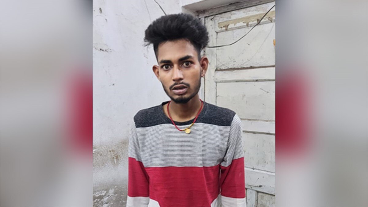 एटीएम क्लोनर को पुलिस ने रंगे हाथों पकड़ा 