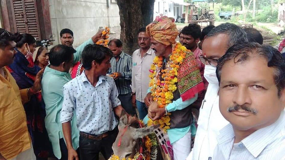  ग्रामीणों ने सरपंच को गधे पर बैठाकर घुमाया 