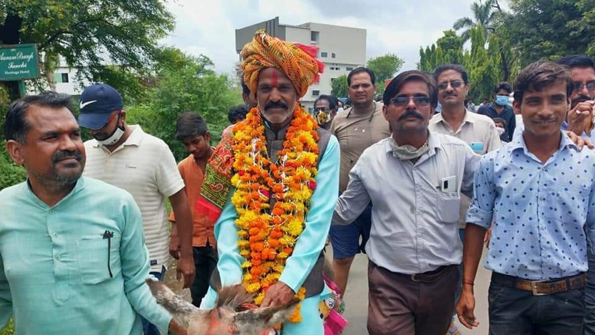 ग्रामीणों ने सरपंच को गधे पर बैठाकर घुमाया 