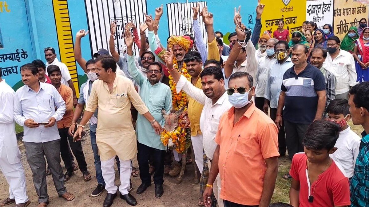 ग्रामीणों ने सरपंच को गधे पर बैठाकर घुमाया 