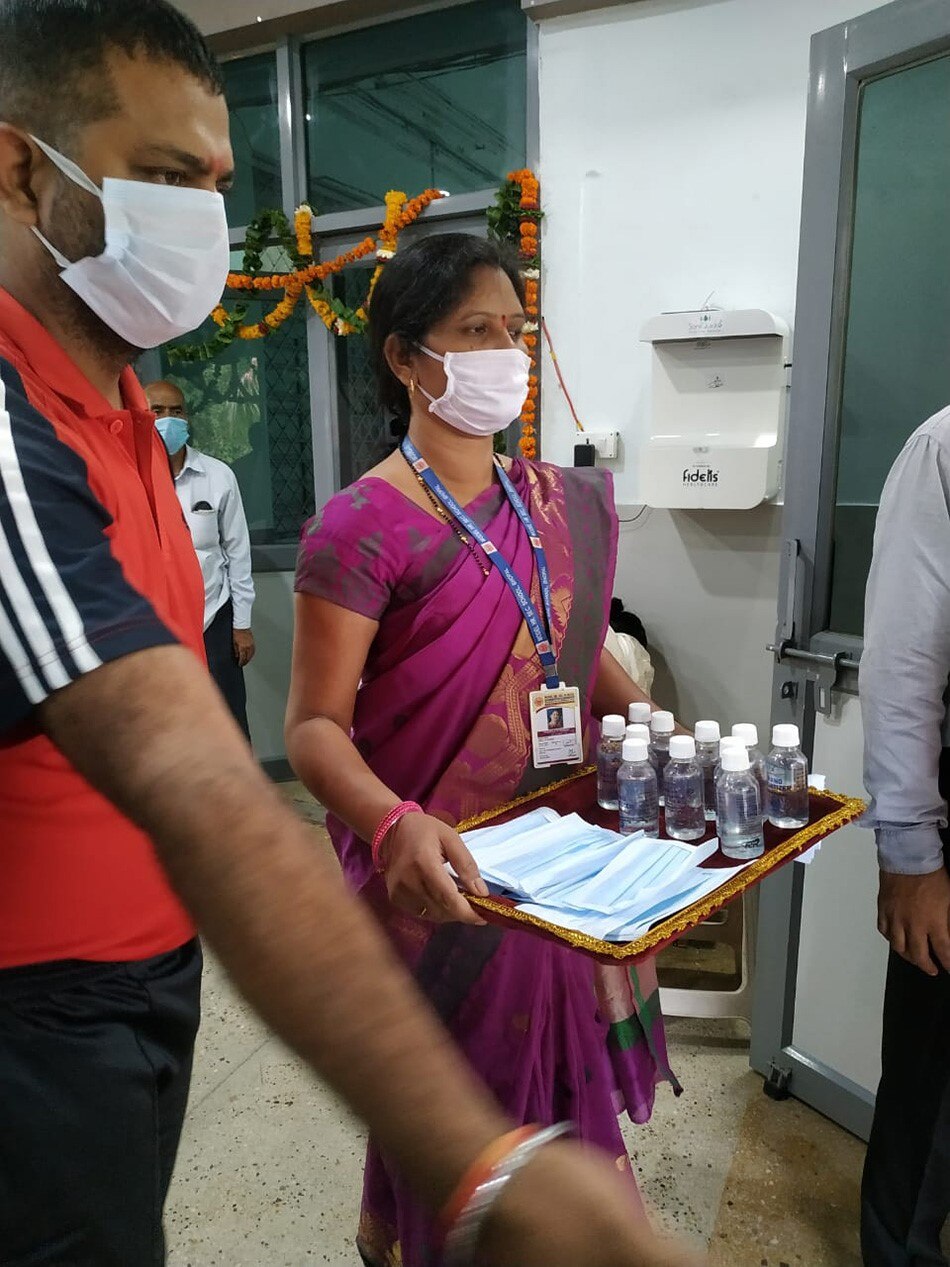 Schools open in MP (aajtak.in)