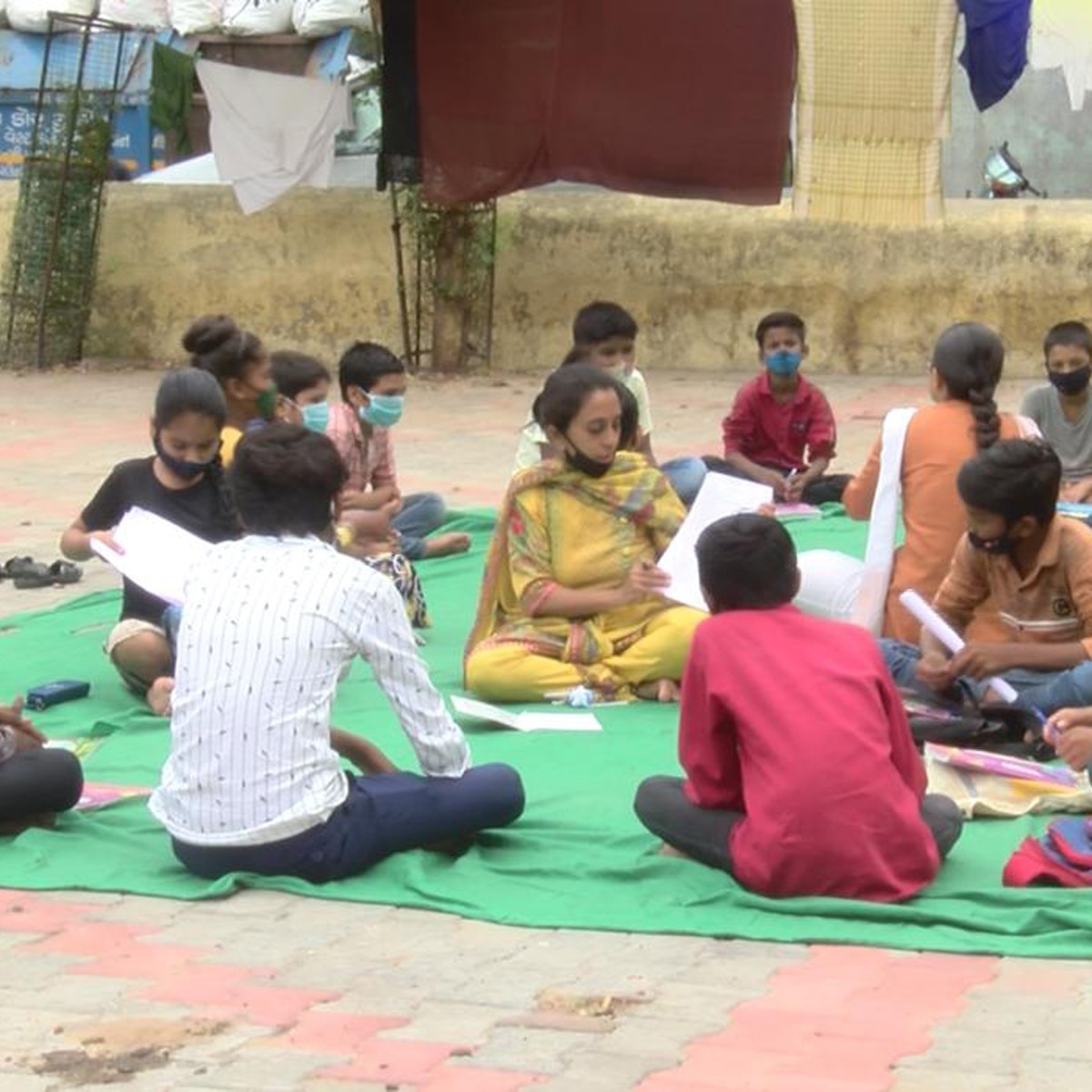 पार्क में पढ़ रहे बच्चे (aajtak.in )