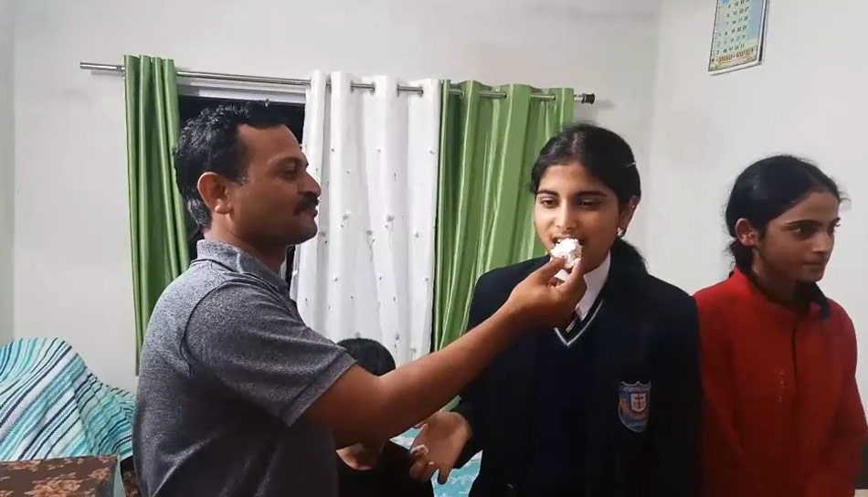 परिवार के साथ सब्या हुसैन (Photo: aajtak.in)