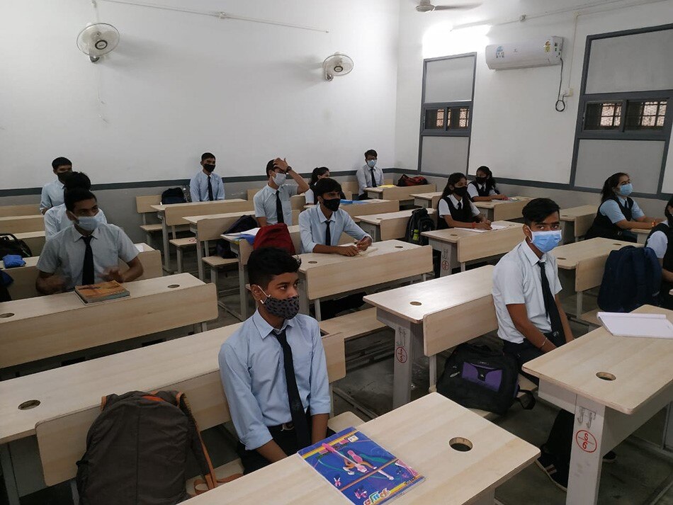 Schools open in MP (aajtak.in)