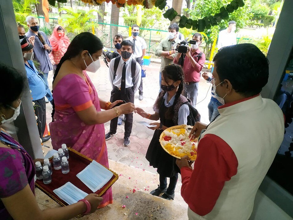 Schools open in MP (aajtak.in)