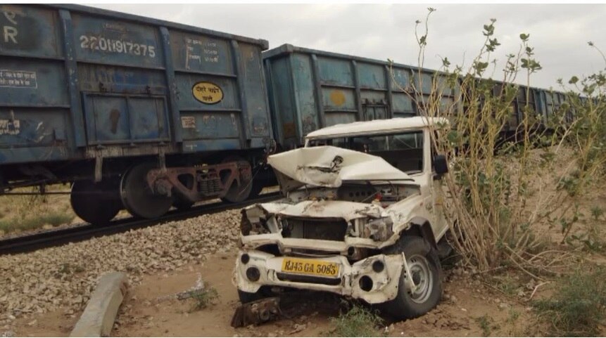 बोलेरो कार के परखच्चे उड़ गए