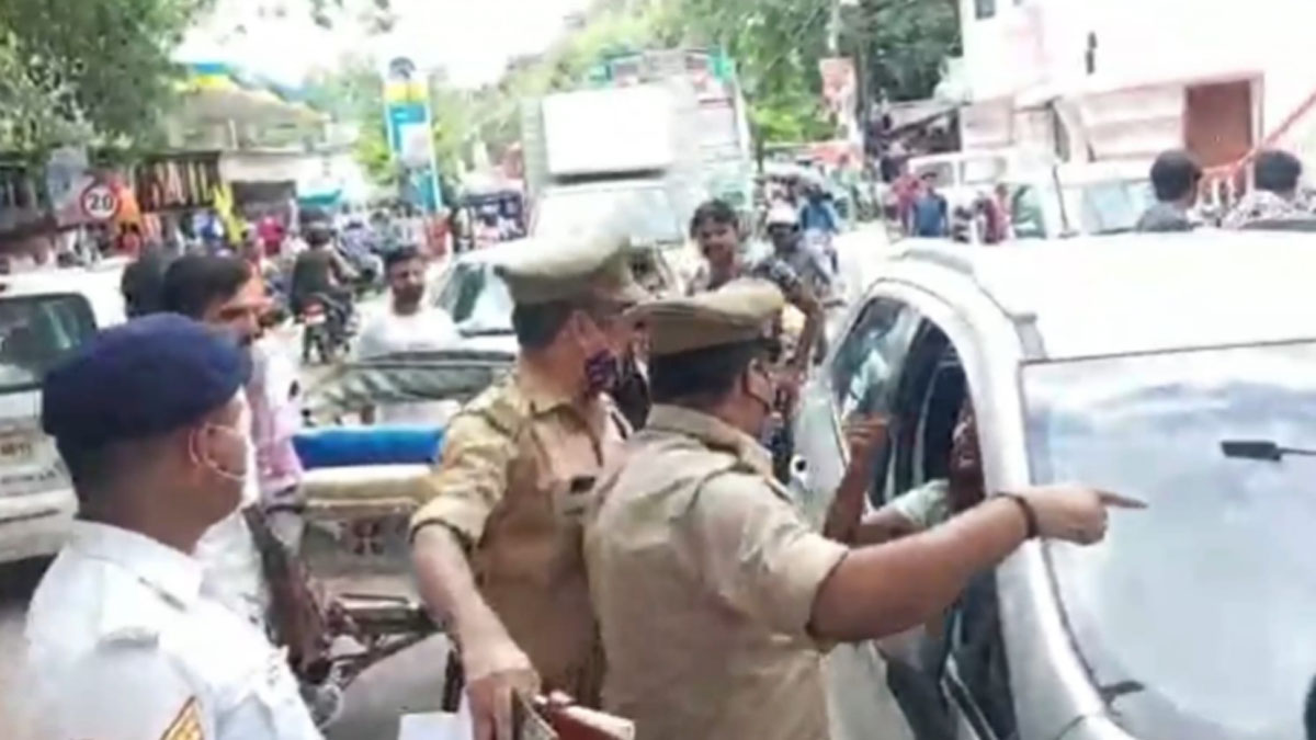 युवती ने बीच सड़क दरोगा से की बदसलूकी 