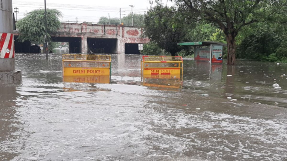 दिल्ली के द्वारका इलाके में चलते- चलते एक कार जमीन में धंस गई कार 