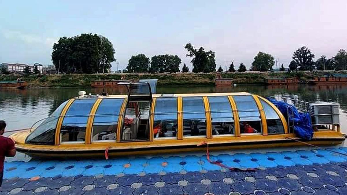 कश्मीर में पहली बार वॉटर बस सर्विस शुरू
