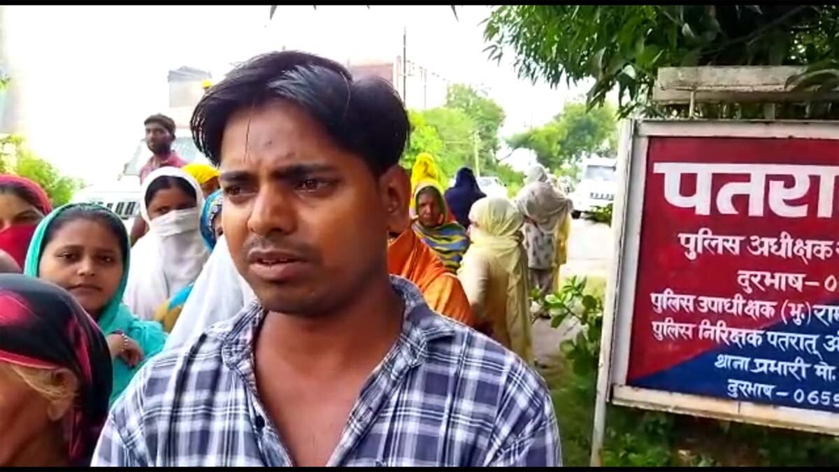 गांव वालों ने की दरोगा की जमकर पिटाई 