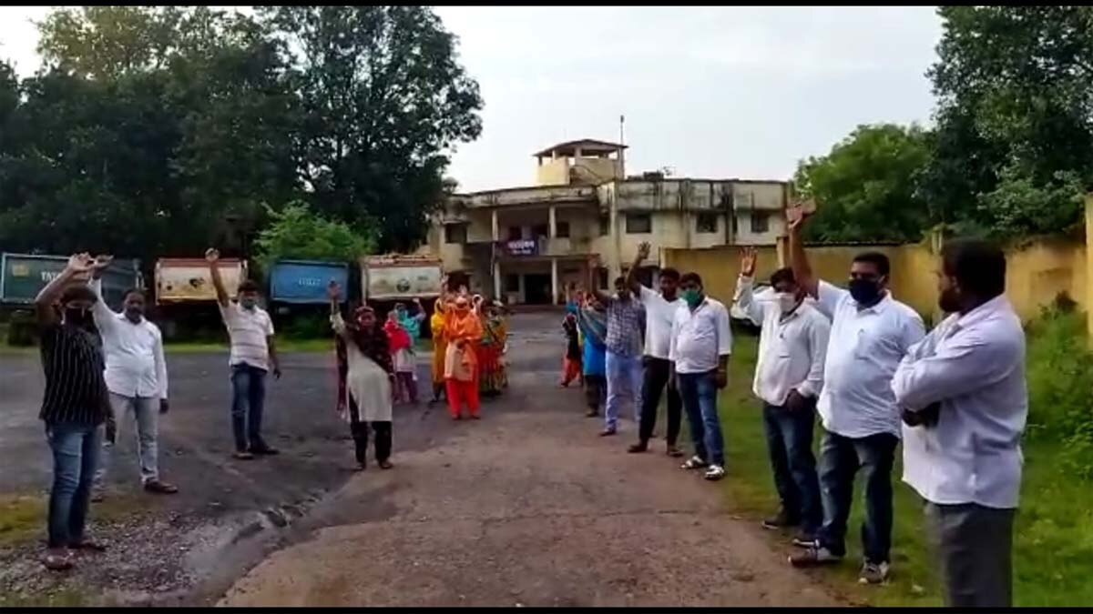  गांव वालों ने की दरोगा की जमकर पिटाई 