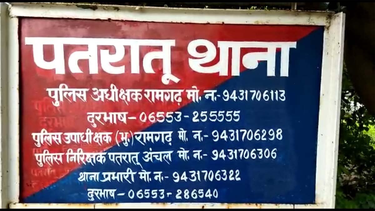 गांव वालों ने की दरोगा की जमकर पिटाई 