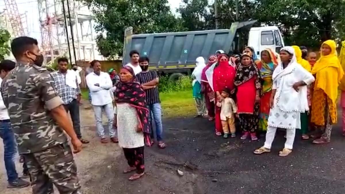 गांव वालों ने की दरोगा की जमकर पिटाई 