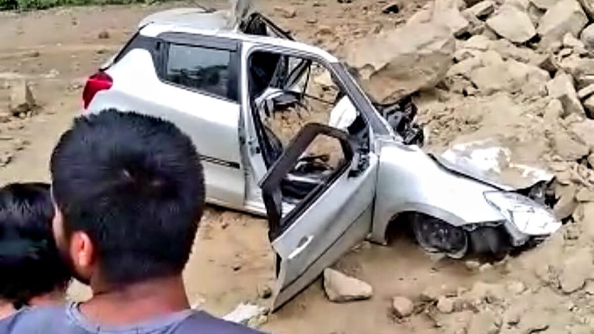 चलती कार पर गिरी चट्टान