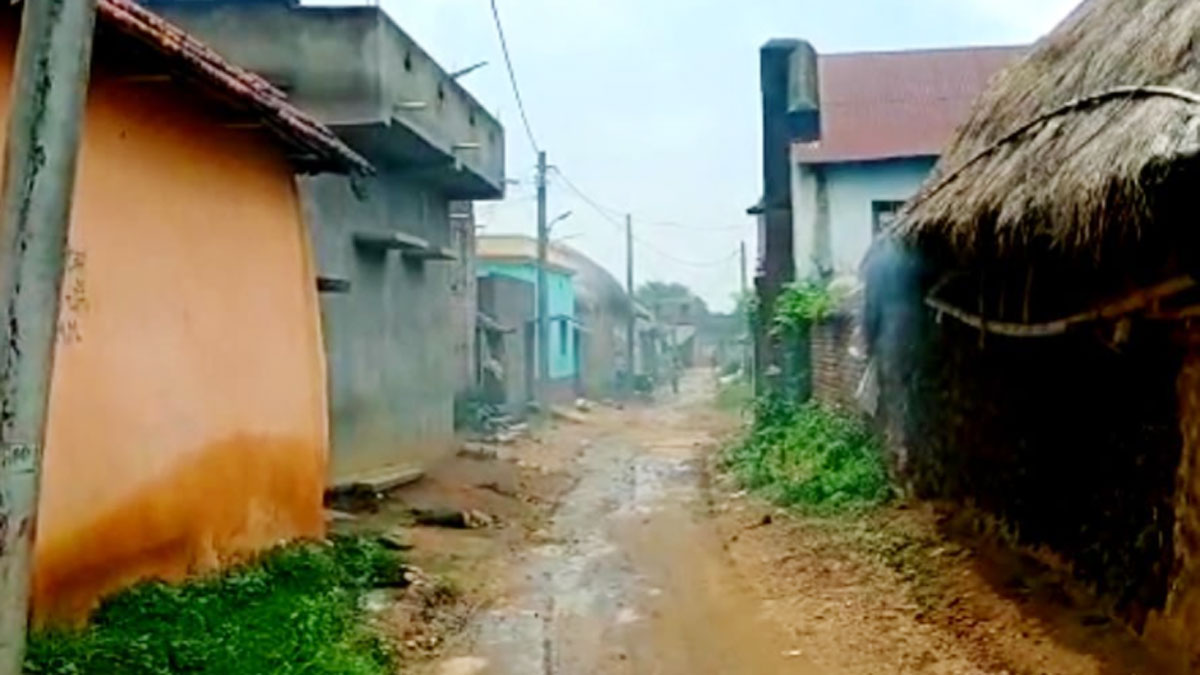 पति पत्नी को शौचालय में रहने के लिए मजबूर होना पड़ रहा है 