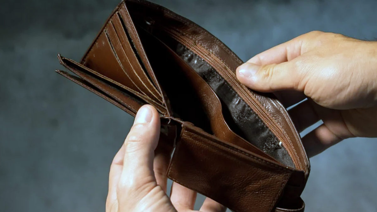 गंदे और मैले वस्त्र धारण करने वाले लोग- 