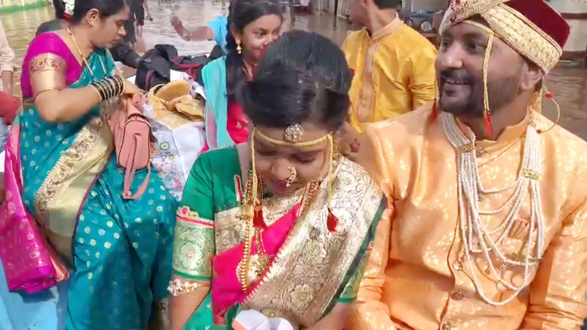 दुल्हन को बांहों में उठाकर दूल्हे ने कराया गृहप्रवेश