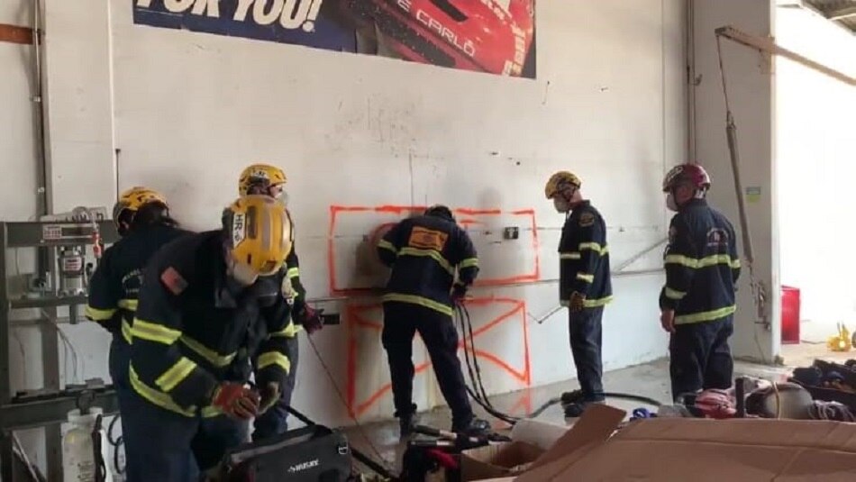 naked woman stuck between two buildings