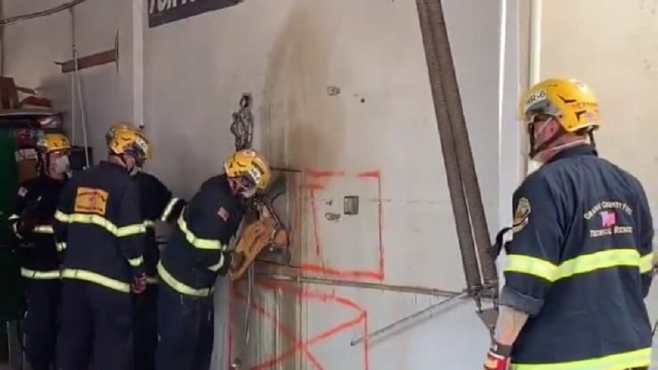 naked woman stuck between two buildings
