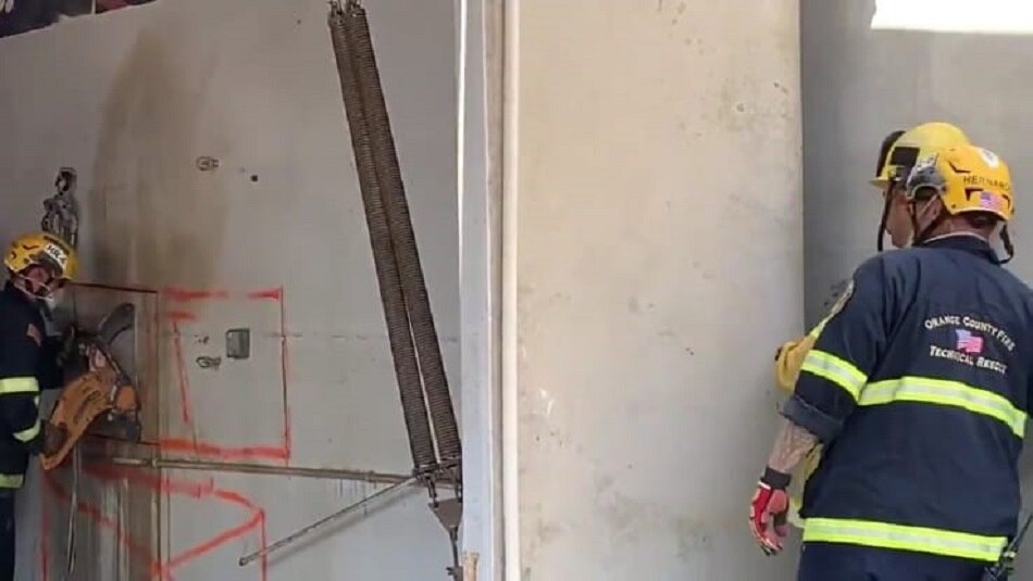 naked woman stuck between two buildings