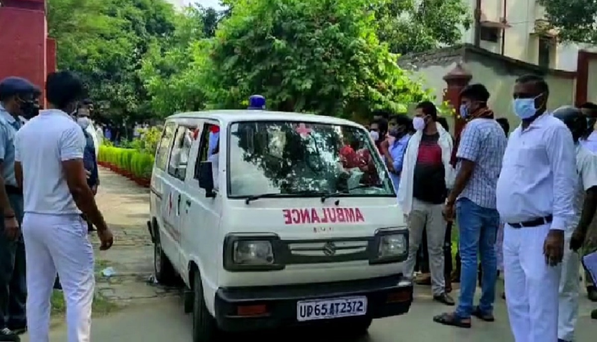 पुलिस के साथ फोरेंसिक टीम भी पहुंची