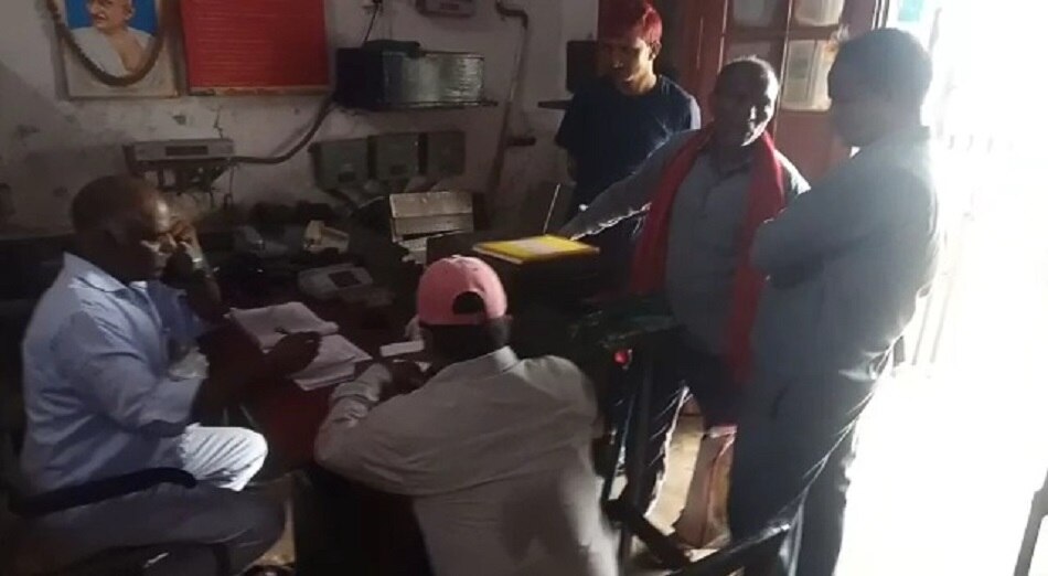 Howrah-Bikaner Express stop by farmer