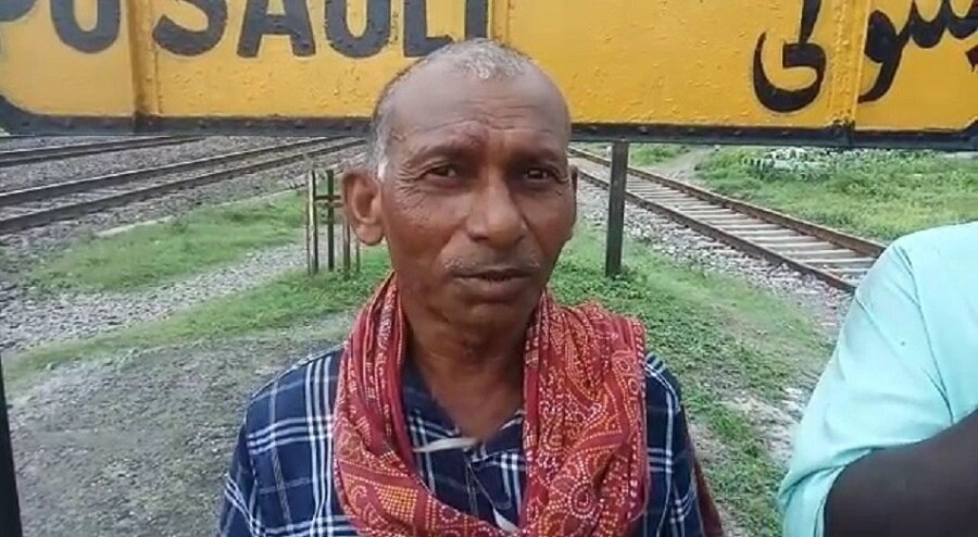 Howrah-Bikaner Express stop by farmer