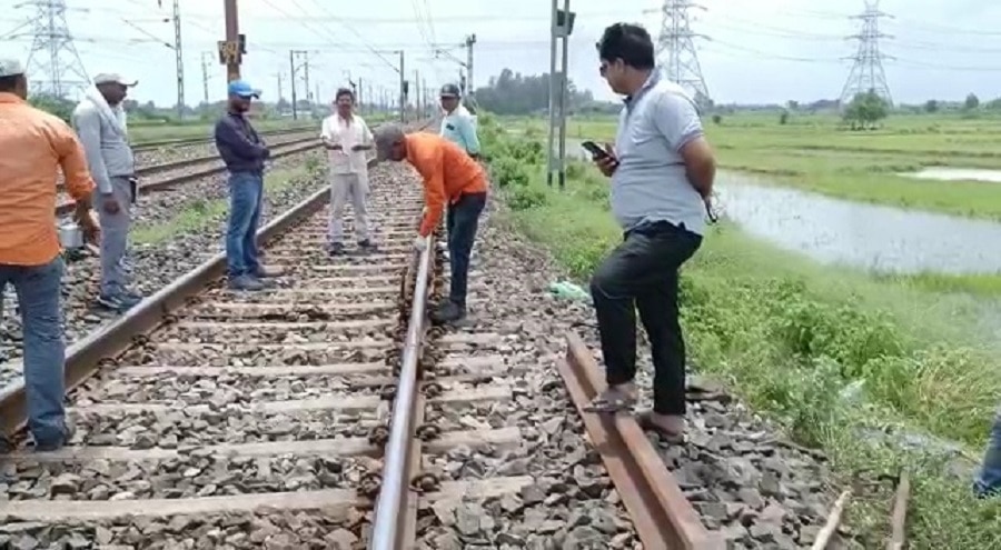Howrah-Bikaner Express stop by farmer