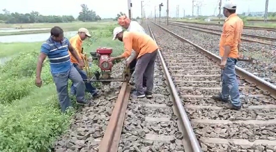 Howrah-Bikaner Express stop by farmer