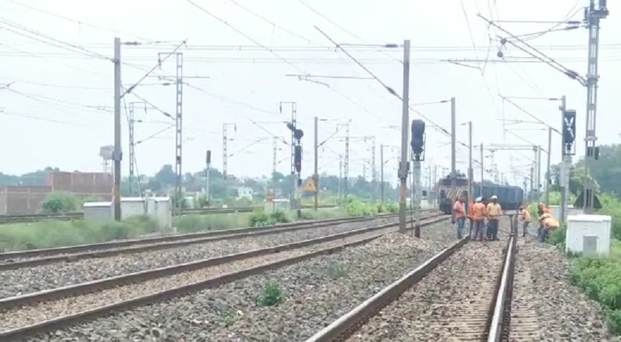 Howrah-Bikaner Express stop by farmer