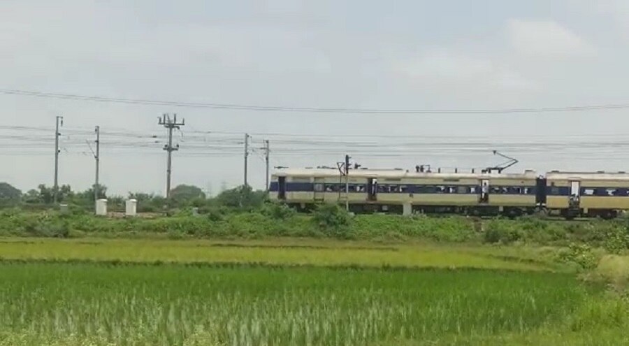 Howrah-Bikaner Express stop by farmer