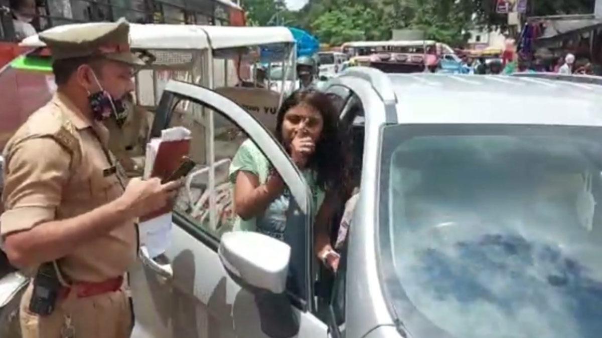 युवती ने बीच सड़क दरोगा से की बदसलूकी 