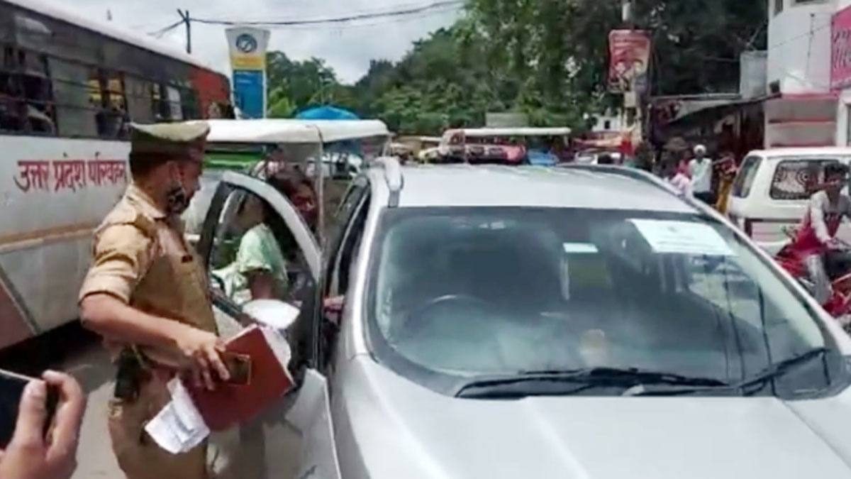 युवती ने बीच सड़क दरोगा से की बदसलूकी 