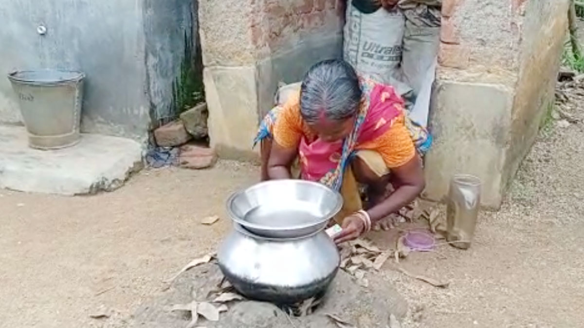 पति पत्नी को शौचालय में रहने के लिए मजबूर होना पड़ रहा है 