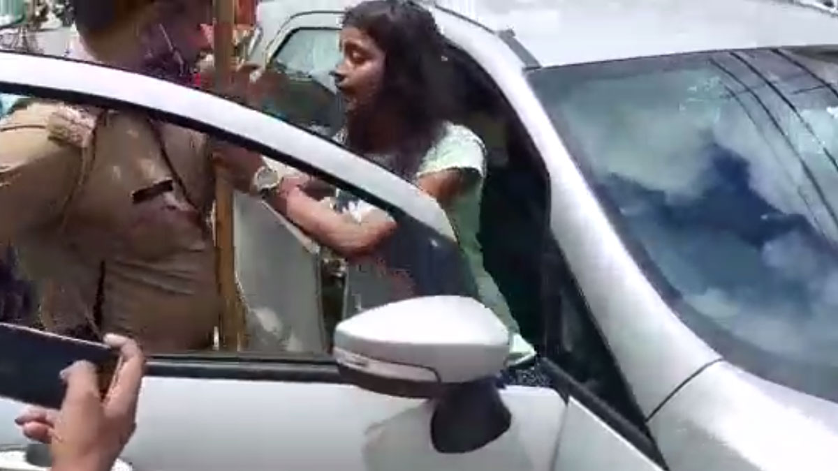 युवती ने बीच सड़क दरोगा से की बदसलूकी 