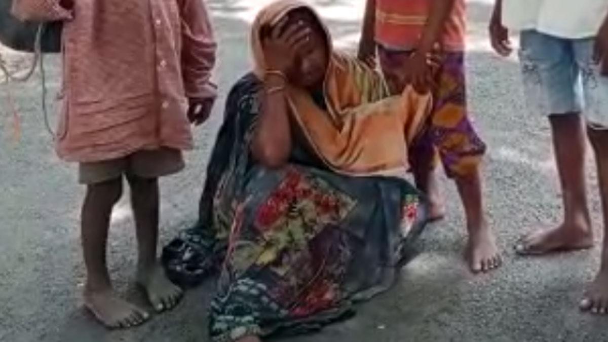  दबंग ने बीच सड़क डंडे से की महिला की पिटाई  