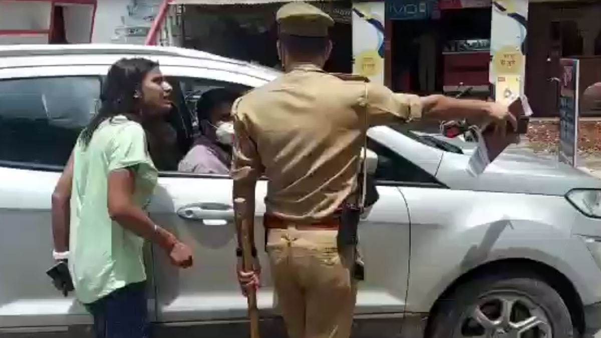 युवती ने बीच सड़क दरोगा से की बदसलूकी 