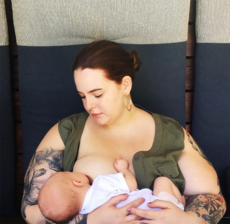 ब्रेस्डफीडिंग कराते हुए महिला