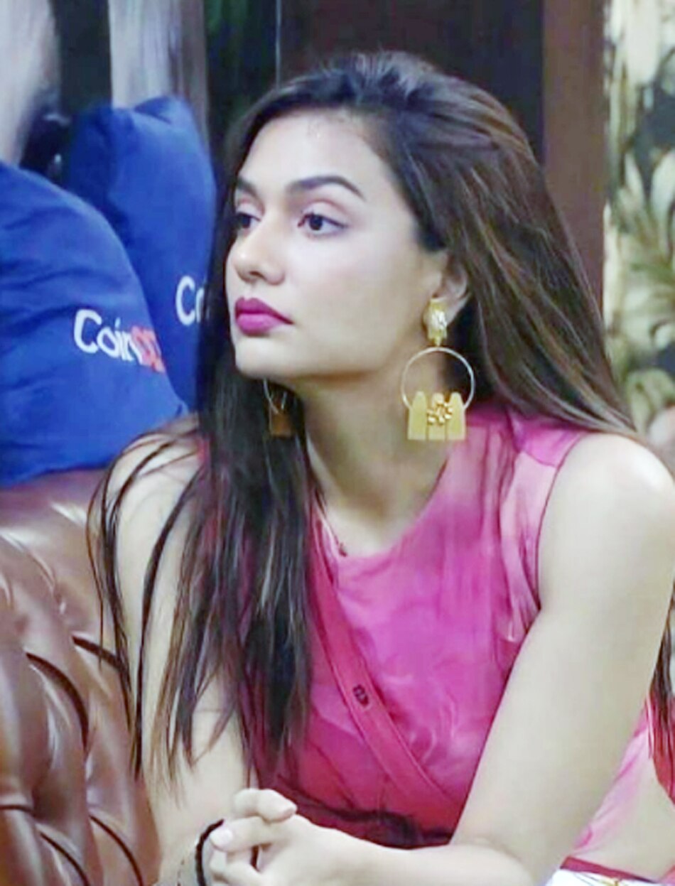 दिव्या अग्रवाल 