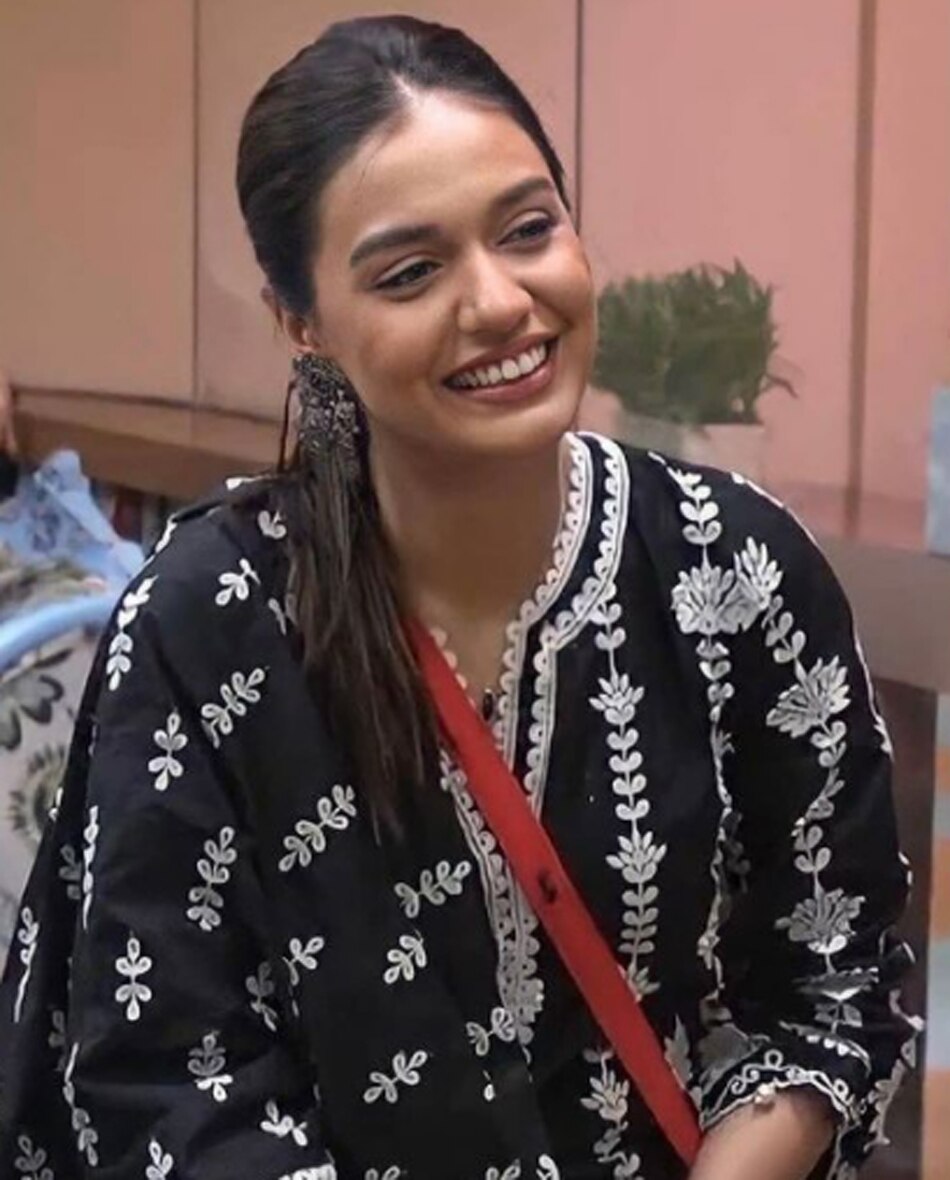 दिव्या अग्रवाल 