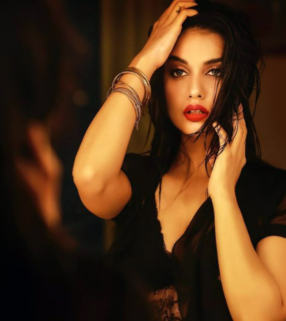 दिव्या अग्रवाल 