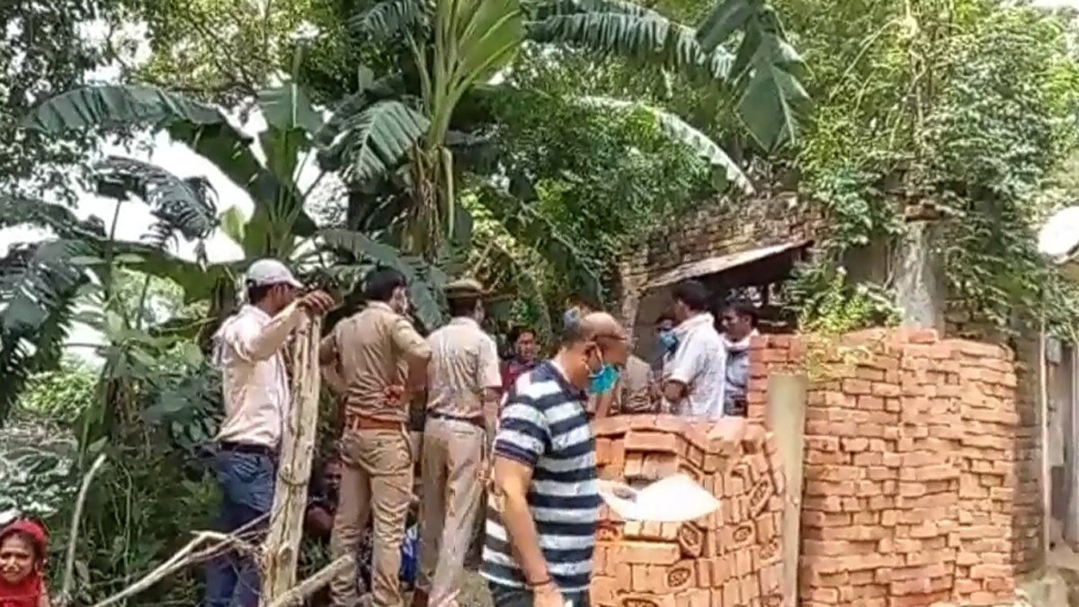 महिला की बेरहमी से हत्या, छत पर पड़ा मिला शव